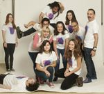 Estudiantes y profesores posan con las camisetas que dise�aron para presentar la revista