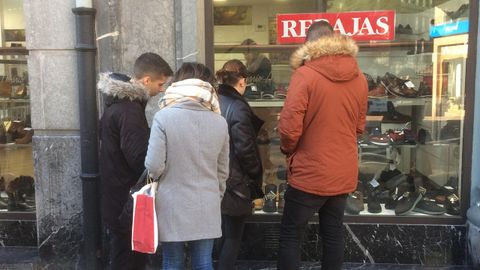 Los escaparates reluc�an con todo tipo de descuentos