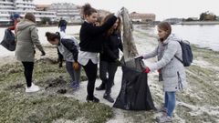 Los alumnos de Baiona limpian sus playas