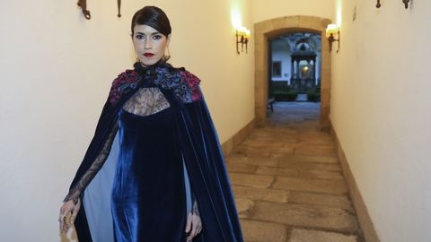 NEREA BARROS. VESTUARIO @JUANARIQUE / ESTILISMO Y COMPLEMENTOS @TOOMUCHMARIANA / MAQUILLAJE Y PELUQUER�A LAURA, DE OUI NOVIAS / JOYAS JAEL / FOTOS TOMADAS EN EL PARADOR DE SANTIAGO