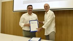 Manuel Cabezas entrega a Jorge Pumar sus avales para presentarse como candidato a presidir el PP de la ciudad 