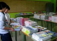 Padres y madres de alumnos gestionan un banco de libros que est� siendo todo un �xito. 