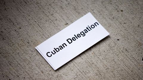 Tarjeta para los miembros de la delegacin cubana en su nueva embajada en Estados Unidos