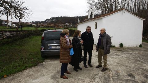 El alcalde de Pantn y la historiadora Flora Enrquez, este sbado junto a la capilla de Budin