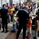 Las colas del cheque social obligaron a abrir las oficinas por la tarde ante el aluvi�n de consultas. 