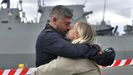 Una pareja se despide ante la la fragata �lvaro de Baz�n.