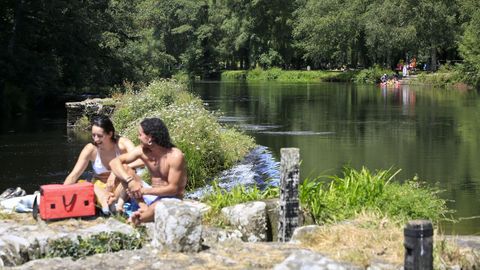 Santa Isabel: Es una de las reas recreativas en las que es habitual ver a vecinos de Lugo y de otros municipios prximos. Ofrece zonas para tomar el sol, pero tambin sombras en las que cobijarse cuando el calor aprieta. Adems, en el rea fluvial hay merenderos, un amplio espacio para aparcamiento y el acceso al ro es muy sencillo. Si a eso se le suma la belleza del entorno, la claridad del agua y el buen ambiente que suele predominar en el lugar, Santa Isabel se convierte en una referencia. Atendiendo a las recomendaciones por el coronavirus, en el rea se ha acotado una zona prxima al ro que tiene socorrista y en la que se regula el aforo a 40 personas. 