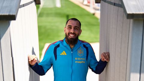O dianteiro do Celta e da selecci&oacute;n espa&ntilde;ola Borja Iglesias, concentrado co combinado nacional, posando este martes na Ciudad del F&uacute;tbol de Las Rozas, onde recibiu a La Voz.