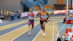 Domingo �lvarez, dorsal 18, en la final de 400 del Campeonato de Espa�a m�ster de atletismo en pista cubierta disputado en Expourense.