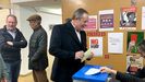 El coordinador de IU Xix�n, Faustino Sabio, vota ante la mirada de Aurelio Mart�n