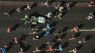 Atletas participantes en el marat&oacute;n de Londres, a su paso por el Tower Bridge.