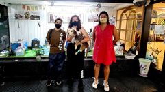 Alegr�a (a la izquierda), veterinaria en Mascoti�as y quien adopt� a �scar; Ux�a Couselo (centro), estudiante del Maruxa Mallo y ganadora del sorteo; y Ana Herv�s (derecha), representando a los comerciantes que colaboraron en la iniciativa solidaria.