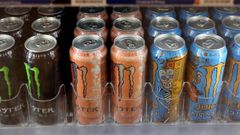 Varias latas de bebidas energ�ticas en un supermercado, en una imagen de archivo.