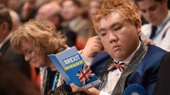 Un asistente al congreso del Partido Conserador lee un folleto sobre el �brexit�. 
