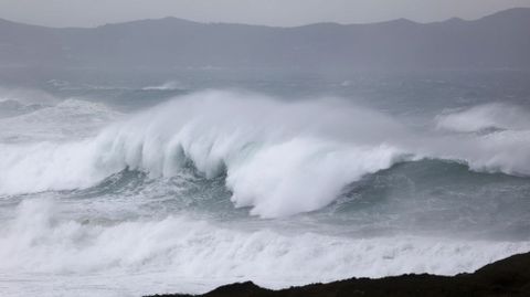 Grandes olas en la costa de Meir�s, en Valdovi�o.