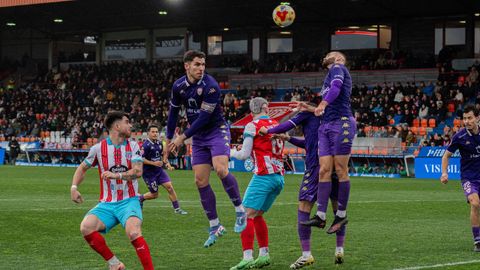 Unzueta y Garriz pugan en inferioridad num&eacute;rica con varios rivales en un lance en el &aacute;rea.