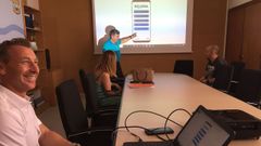 Edelmiro Justo, de la empresa Tokapp, la edila Ana Barreiro, el alcalde, Manuel Ruiz, y el inform�tico municipal Ram�n Mart�nez, examinando la aplicaci�n elaborada para el Concello de Ribeira que albergar� el portal de compras por Internet
