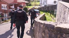 Guardias civiles en el transcurso de una operaci�n en una localidad espa�ola.