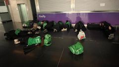 Imagen de la plantilla del Liceo durmiendo en el aeropuerto de El Prat tras un partido disputado en Catalu�a.