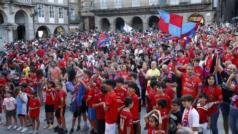 Aficionados de la UD Ourense en la plaza Mayor.