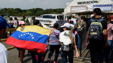 Asistentes al concierto en el puente fronterizo de Tienditas, en C�cuta (Colombia)