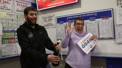 En Noia festejaron haber vendido el premio gordo.