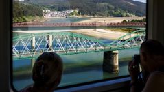 El ferrocarril, a su paso por el puente de O Barqueiro, por el que ahora solo transita una vez al d�a en cada sentido