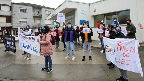 Imagen de la protesta realizada por los trabajadores de A Gali�a Azul y del centro de d�a de Praia Xard�n