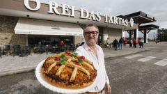 Carlos Fogueira, con su famosa tarta de Mondo�edo, en el �rea de servicio que regenta junto a la A-8