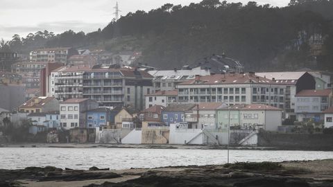 Edificios en Escarabote, en el municipio de Boiro.