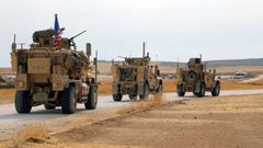 Un convoy de tropas estadounidenses se dirigen hacia la frontera con Irak, en el noroeste de Siria