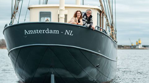 Isabel y Harry en el Marie, el barco creado por ambos y en el que hacen traves�as y dan formaci�n en las r�as Baixasy otras zonas de Europa.