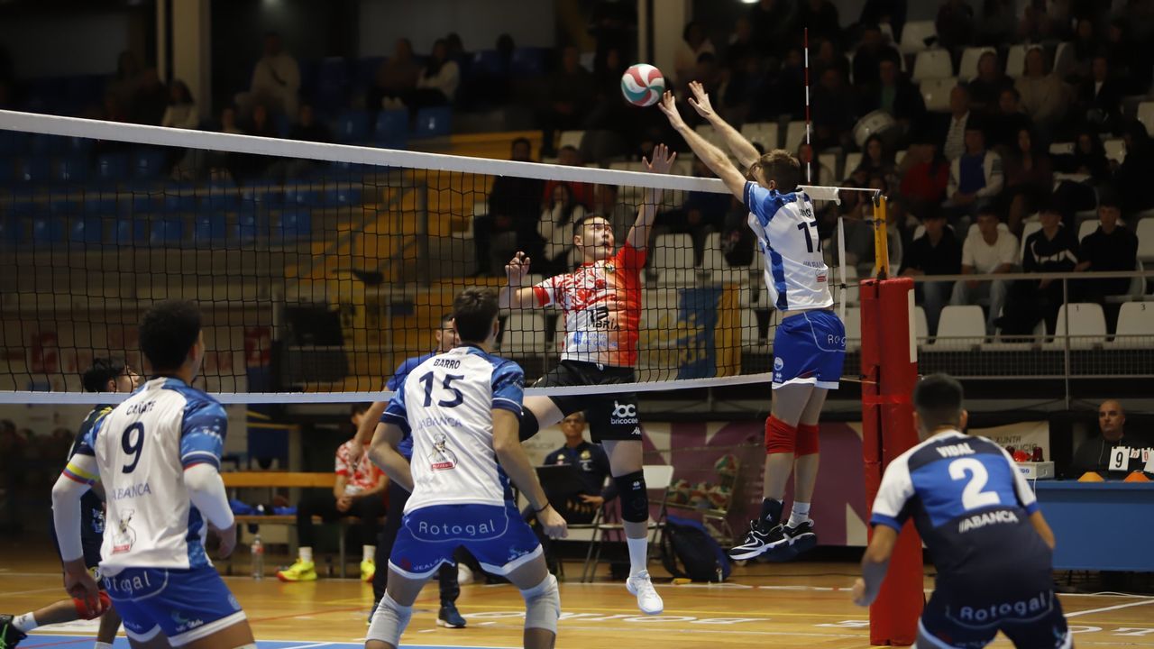 El Volei Dumbría vuelve a O Conco para el derbi frente al Rotogal Boiro