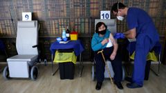 Una veterana de la Segunda Guerra Mundial recibe la vacuna contra el coronavirus en Sof�a (Bulgaria)