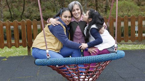 Rosario VArela, junto a sus dos hijas adoptadas. 