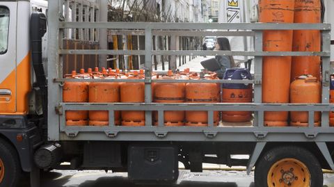 Transporte de bombonas de butano, en foto de archivo