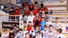 El presidente de la LNFS, Javier Lozano, hizo la entrega del trofeo en el Agust�n Mour�s.