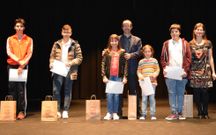 <span lang= gl >O alcalde negreir�s Jorge Tu�as con alg�ns dos ga�adores.</span> 