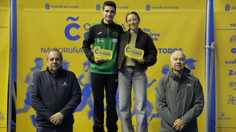 Yago Garc�a y Noa Mirantes, ganadores absolutos, en el podio junto al concejal de Deportes, Manuel V�zquez, y a Varela Calvi�o.