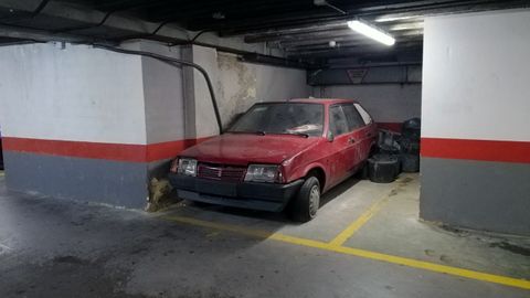 El coche abandonado en el p�rking de la plaza de la Escandalera en Oviedo