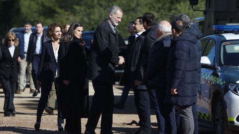 Felipe VI y la reina Letizia saludan al presidente de la Junta de Andaluc�a, Juanma Moreno 