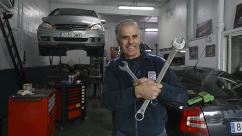 Jos Bastn posa en su taller de la ra Salvadas. A xente me di que sempre teo boa cara, que nunca me ve enfadado.  unha forma de ser, defiende