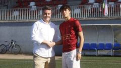 Mario Prado junto a uno de los directivos del club.