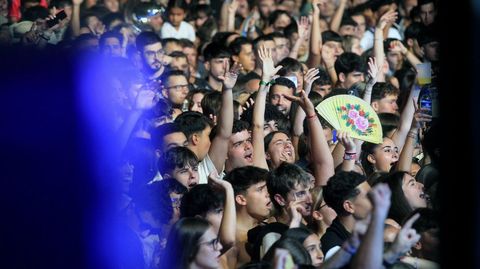 Miles de personas llenaron la explanada de la Compaa en las actuaciones de la orquesta Panorama y el Grupo Amrica