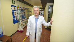 El doctor Javier Paz Esquete, jefe de servicio de medicina preventiva del CHOP pontevedr�s, en el Hospital Montecelo