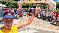 Fernando Magaldi en la llegada de una de sus rutas, arropado por personas que apoyan el proyecto