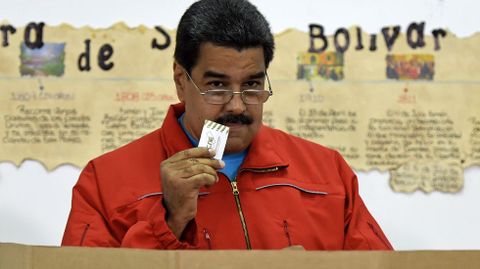 Nicol�s Maduro deposita su voto en Caracas.