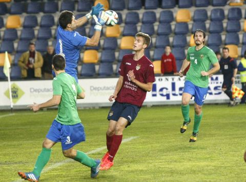 Ram�n -en la imagen, presionando al portero del Ordes, Mario- jug� 6 minutos el domingo. 