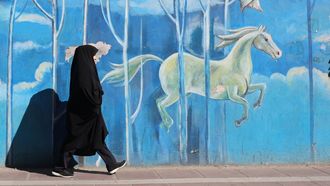 Mujer caminando por una calle de Teher�n, en Ir�n 