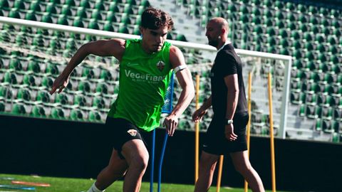 Yago de Santiago, durante una sesión de entrenamiento en solitario en el Martínez Valero